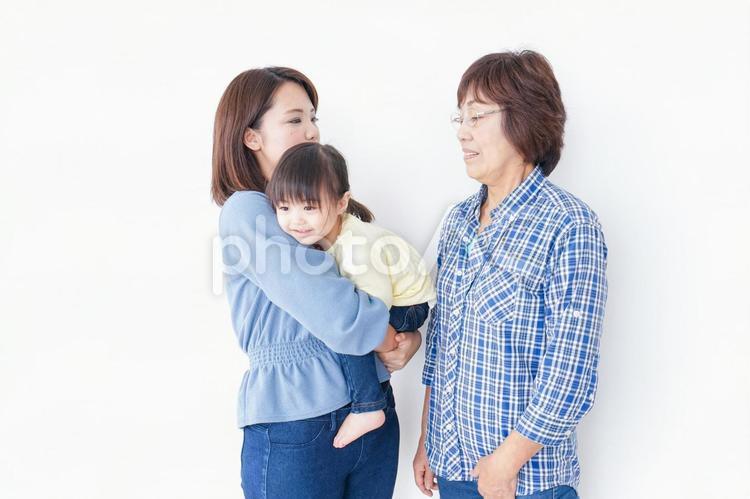 仲良しの子供と母とおばあさん 人物,孫,かわいいの写真素材