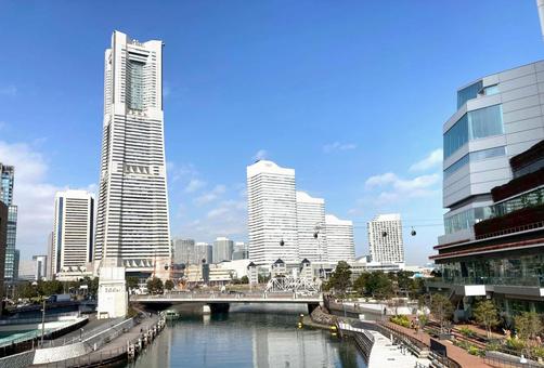 ランドマークタワーとクイーンズスクエア ランドマークタワーとクイーンズスクエア みなとみらい21,ランドマークタワー,赤レンガ倉庫の写真素材