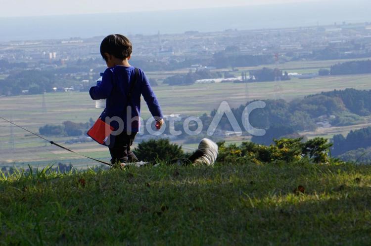 子供と街並み 人,風景,1の写真素材