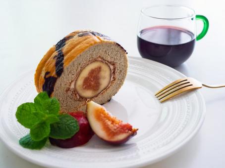 いちじく、ロールケーキ、ミント、赤ワイン いちじく、ロールケーキ、ミント、赤ワイン いちじく,ロールケーキ,赤ワインの写真素材