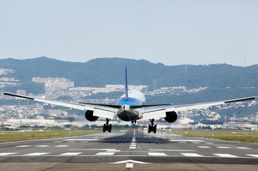 着陸の瞬間の飛行機 飛行機,着陸,anaの写真素材