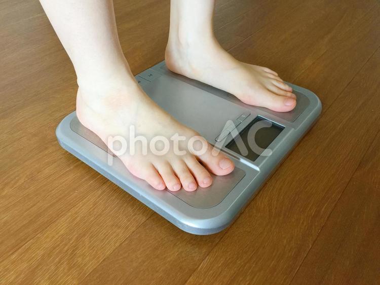 体重計に乗る女性の足元 ダイエット,体重計,健康管理の写真素材