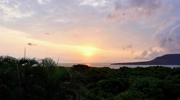 八重山諸島西表島の船浦湾からのぼる朝日 八重山諸島西表島の船浦湾からのぼる朝日 朝日,船浦,海の写真素材