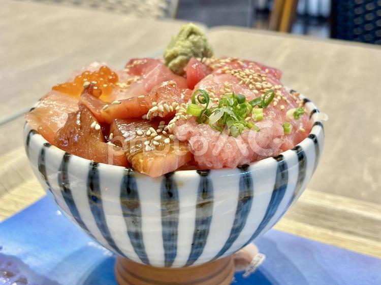 マグロの海鮮丼 海鮮,刺身,お刺身の写真素材