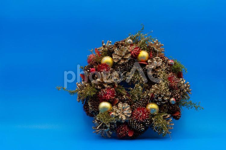 【行事】クリスマスのイメージ素材・コピースペース【背景】 クリスマス,クリスマスツリー,リースの写真素材