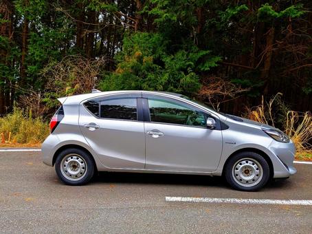 林の中に止まるHV車(ハイコントラスト) 林の中に止まるHV車(ハイコントラスト) 車,ハイブリッドカー,ハイブリッドの写真素材