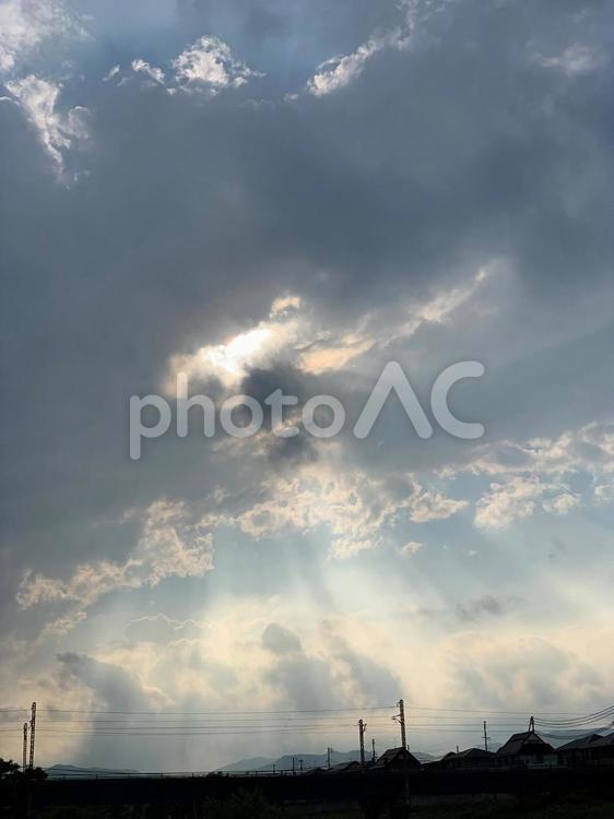 絶妙な光の差し込む空 空,雲,青空の写真素材