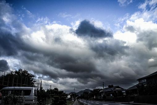 <五島の風景>早朝の街並みと夏の大空 <五島の風景>早朝の街並みと夏の大空の写真