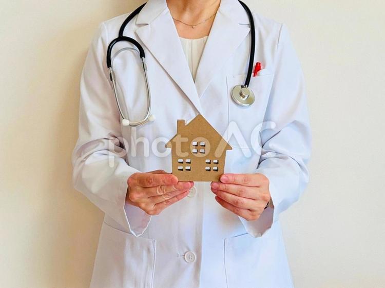 家の模型を持った女性医師 在宅医療,訪問診療,女医の写真素材