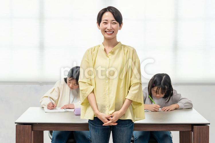勉強を教える女性 宿題,勉強,家庭教師の写真素材