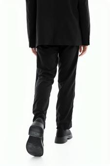 黒スーツで歩く人の下半身(後ろ姿) 黒スーツで歩く人の下半身(後ろ姿) 歩く,後ろ姿,足元の写真素材