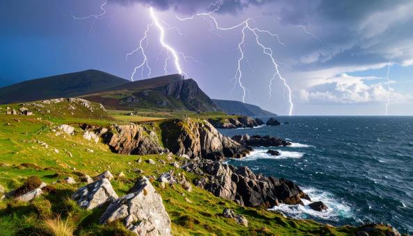 青白い稲光 落雷 山の写真 青白い稲光 落雷 山の写真の写真