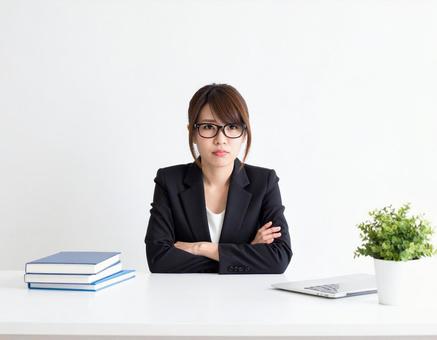 オフィスで困っているサラリーマン女性 オフィスで困っているサラリーマン女性の写真