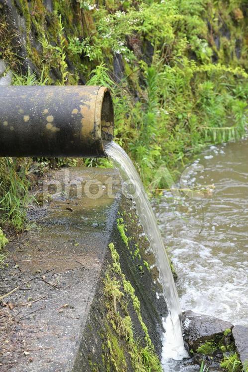 農業用の灌漑水路の排水土管 排水口,土管,水路の写真素材