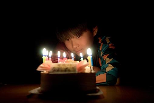 ＜素材＞バースデイケーキと誕生日の男の子 子供,誕生日,バースデイの写真素材