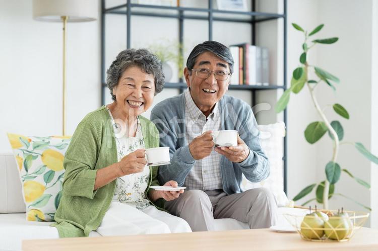 リビングでくつろぐシニアの夫婦 シニア,夫婦,コーヒーの写真素材