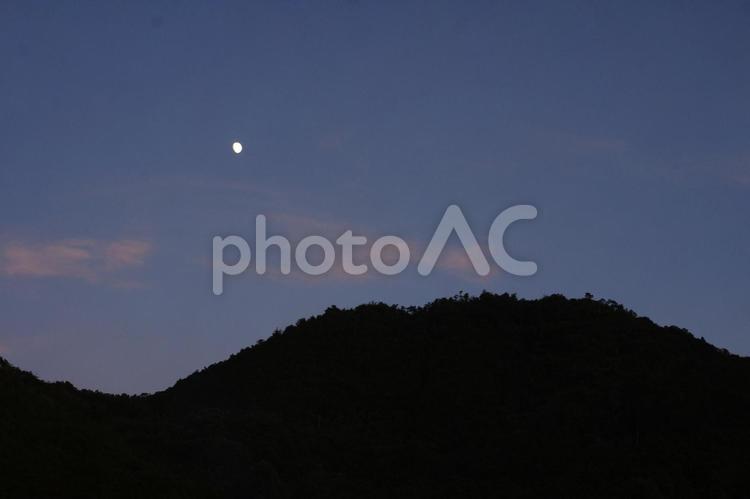 夕暮れ時の山と月 夕暮れ,月,雲の写真素材