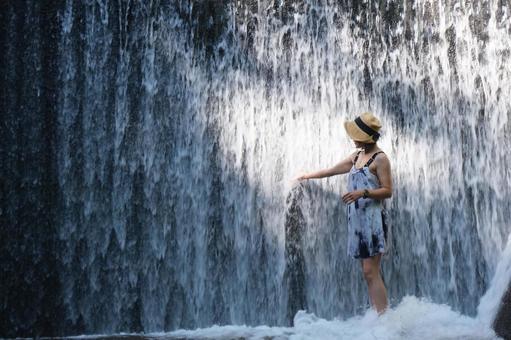 水遊び 水遊び 水遊び,川,ポートレートの写真素材