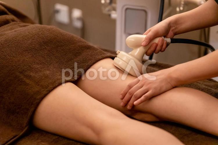 エステサロンで施術を受ける女性（キャビテーション・太もも） エステ,美脚,太ももの写真素材