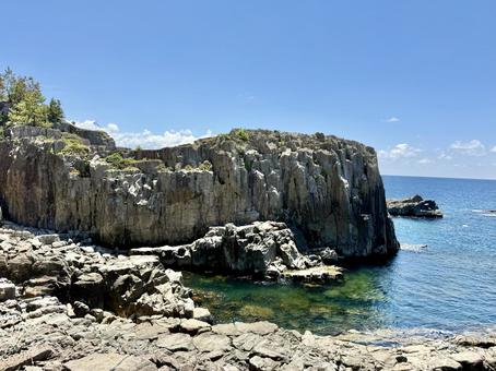 夏の昼間の東尋坊 夏の昼間の東尋坊 柱状節理,磯辺,水面の写真素材