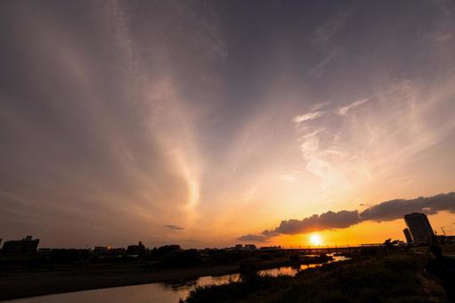 川の上に広がる夕焼け 夕焼け,夕日,夕暮れの写真素材