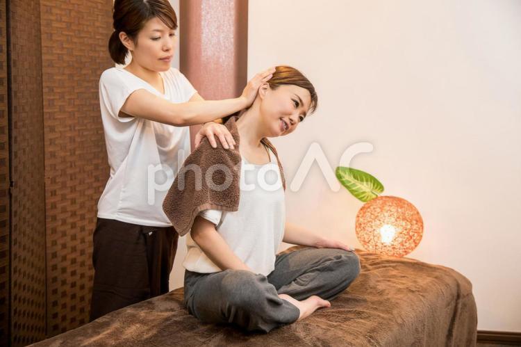 整体を受ける女性 首,整体,首コリの写真素材
