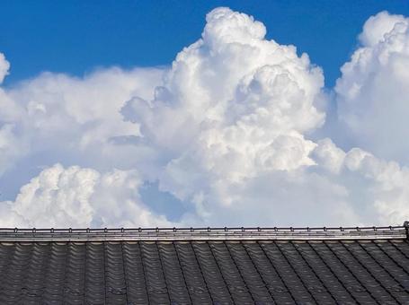 屋根の上の入道雲 屋根の上の入道雲 入道雲,屋根,夏の写真素材
