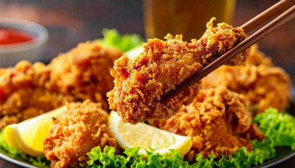 鶏の唐揚げを箸でとる 鶏の唐揚げを箸でとるの写真
