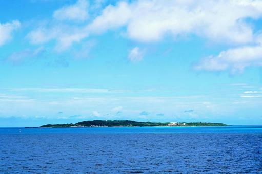 沖縄・海上から見る鳩間島 沖縄・海上から見る鳩間島 鳩間島,空,雲の写真素材