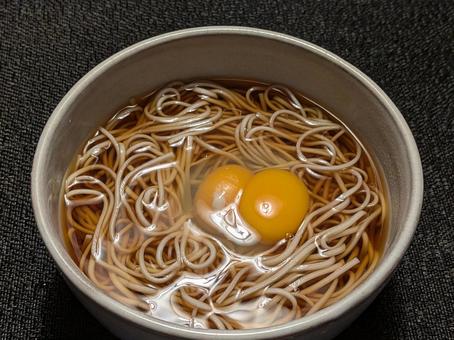 霜降過ぎのオフの朝に自宅で食べた月見そば 蕎麦,干しそば,乾麺の写真素材