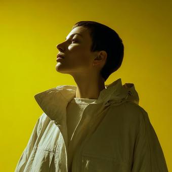 黄色の背景と女性の横顔の写真