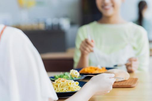 カフェで食事をする若い女性 カフェで食事をする若い女性の写真