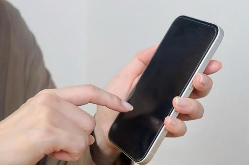 スマホを指さす女性 スマホを指さす女性 スマホ,ビジネス,女性の写真素材