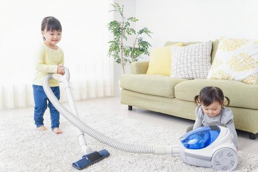 妹のお世話をする子供 家,長女,兄弟の写真素材