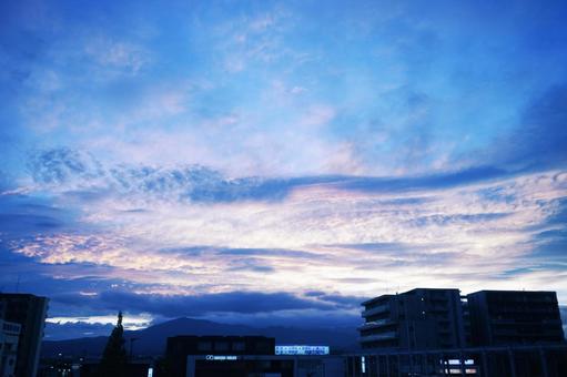 秋の夕暮れの空と雲 秋の夕暮れの空と雲 夕方,夕焼け,空の写真素材