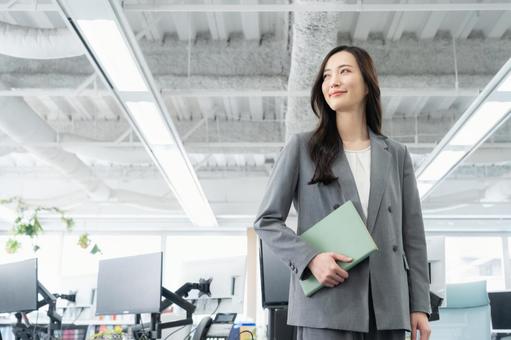 オフィスで仕事をする若いビジネスウーマン オフィスで仕事をする若いビジネスウーマン ビジネス,女性,オフィスの写真素材