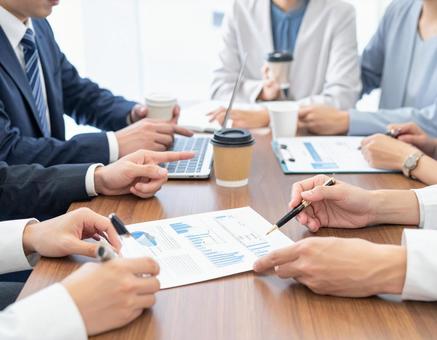 オフィスで打合せする4人の男女の写真