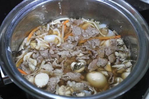 芋煮調理中 芋煮調理中の写真