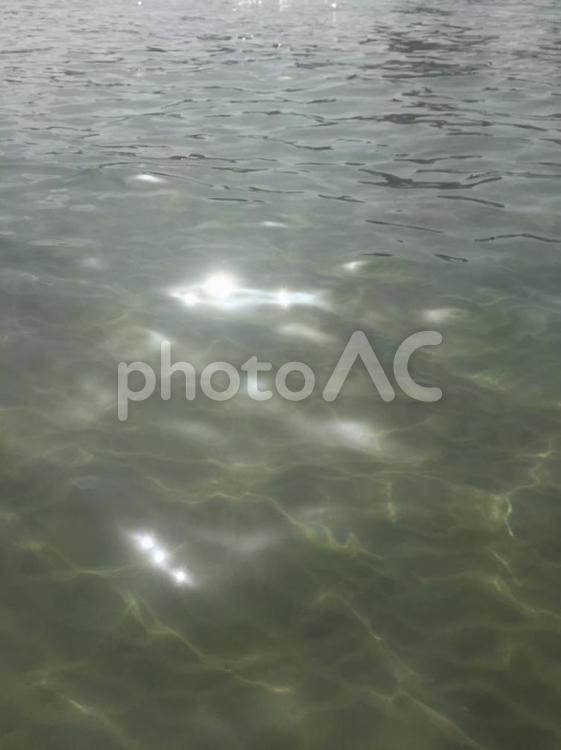 少しくらい海水面と光 海水,海水面,水面の写真素材