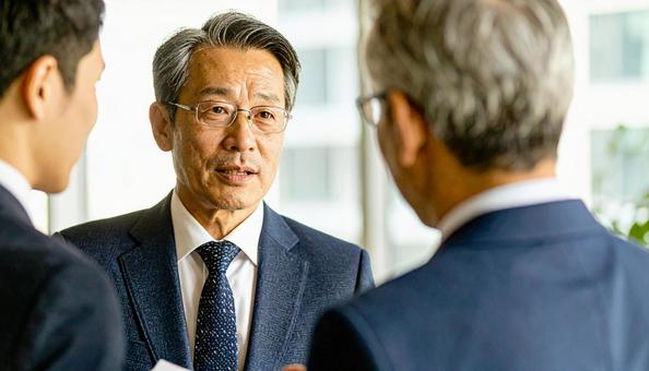 面接するビジネスマンとコンサルタント 面接するビジネスマンとコンサルタントの写真