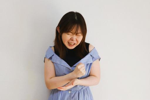 悔しがる女性 悔しがる女性 悔しい,残念,ネガティブの写真素材