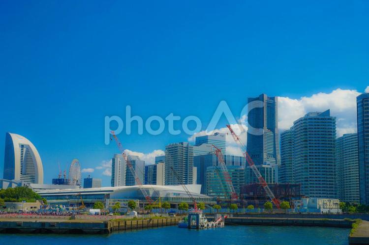 横浜のマンション・オフィス郡と夏空 横浜,マンション,ホテルの写真素材