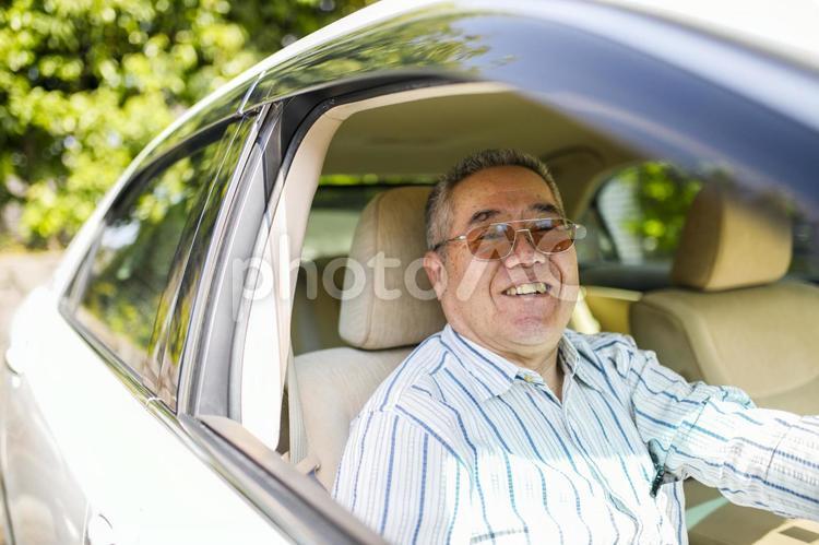 高齢者男性と車の運転 高齢者,男性,日本人の写真素材