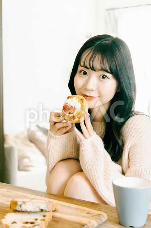 スイーツを食べる若い女性　おやつの時間 女性,ライフスタイル,おやつの写真素材