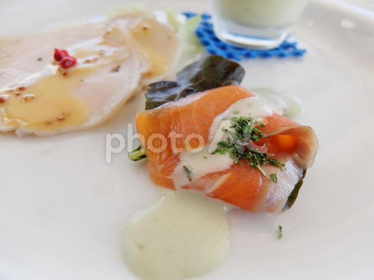 スモークサーモンと蒸し鶏の前菜 前菜,スモークサーモン,蒸し鶏の写真素材