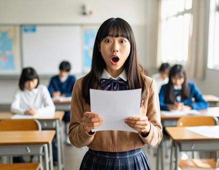 答案を見て驚く女子高生 答案を見て驚く女子高生の写真