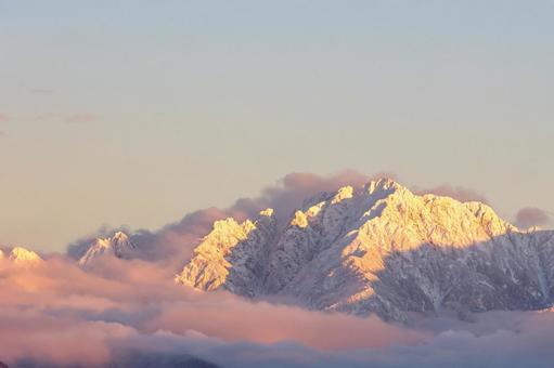 夕焼けと雪の立山連峰_コピースペース 夕焼けと雪の立山連峰_コピースペース 立山連峰,雪山,冬の写真素材