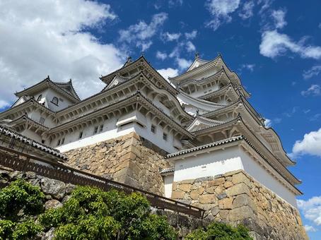 青空の下の姫路城(白鷺城)天守閣 青空の下の姫路城(白鷺城)天守閣 空,晴れ,青空の写真素材