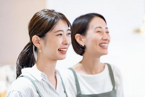 カウンターに立つカフェ店員 飲食店,店員,職場の写真素材