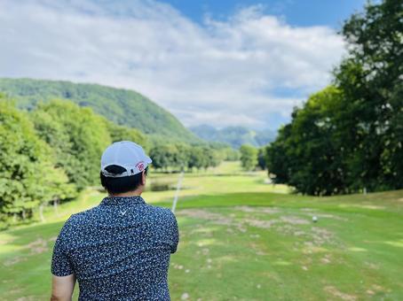 山並みを眺める男性ゴルファー 山並みを眺める男性ゴルファー ゴルフ,男性ゴルファー,男性の写真素材